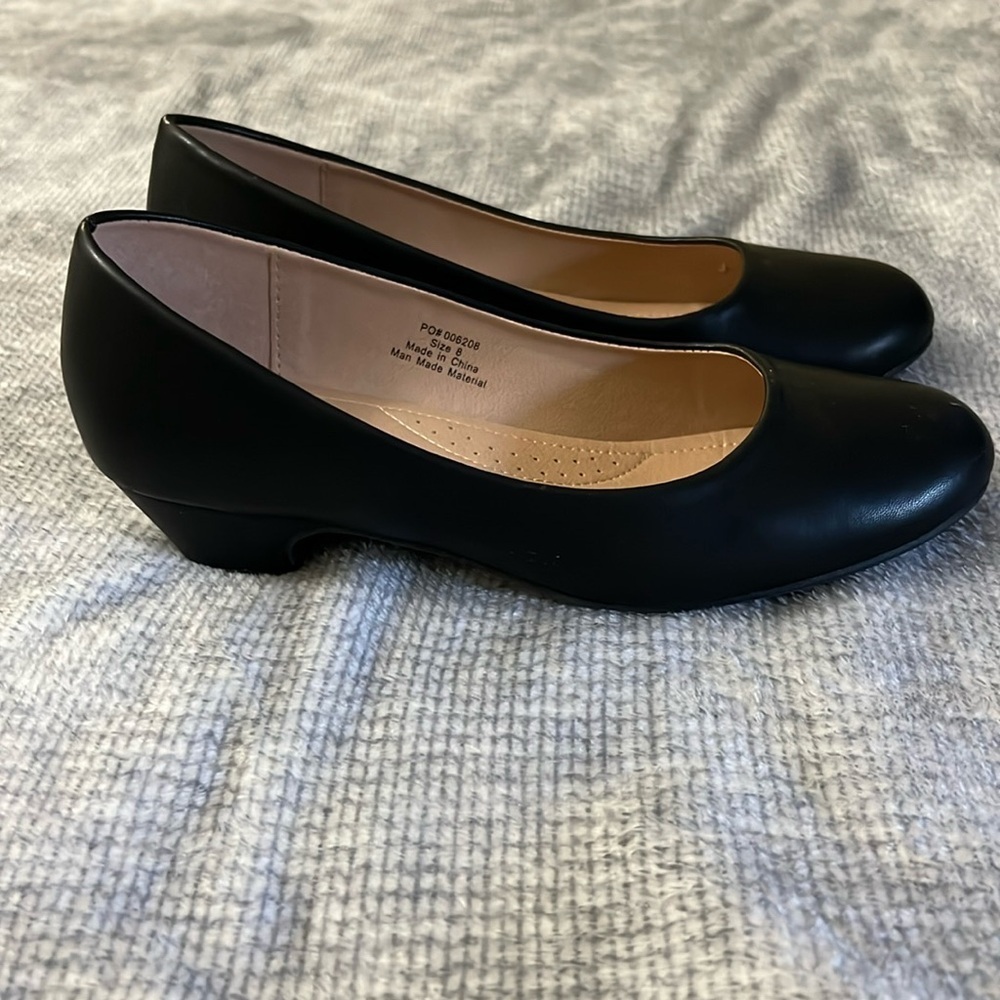 Journee Collection Women’s Black Comfort Pumps Sz 8 Round Toe Low Heel Shoes - Picture 4 of 5